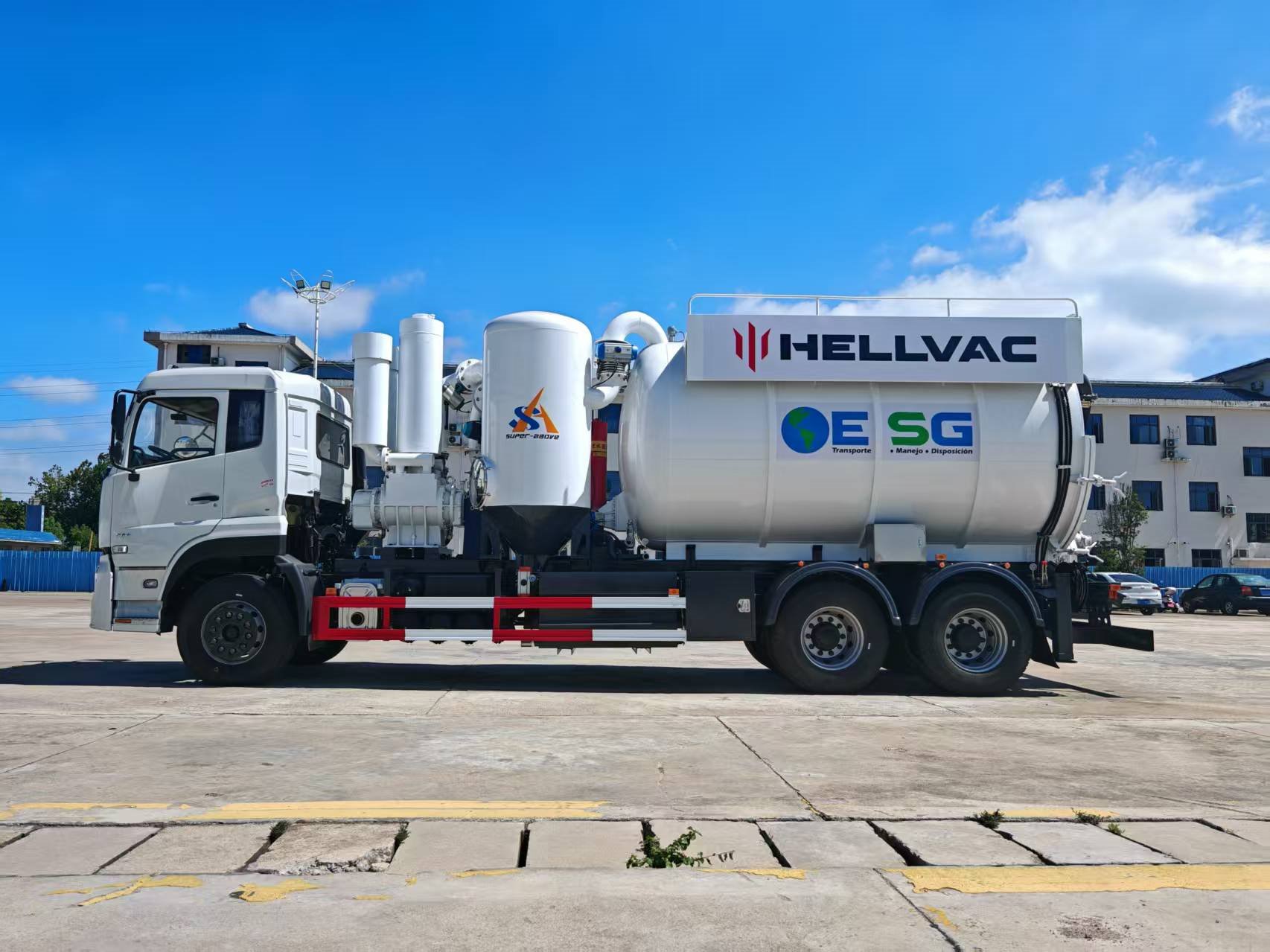 Combined sewer cleaning truck
