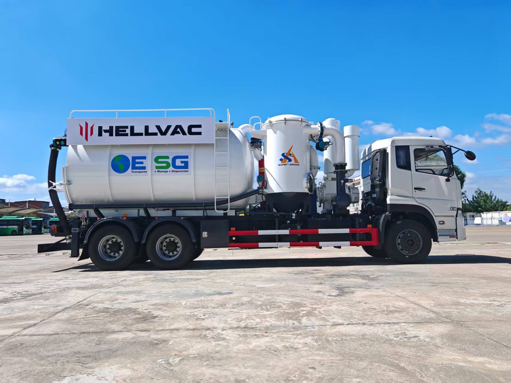 CLW vacuum and jetting truck with English branding