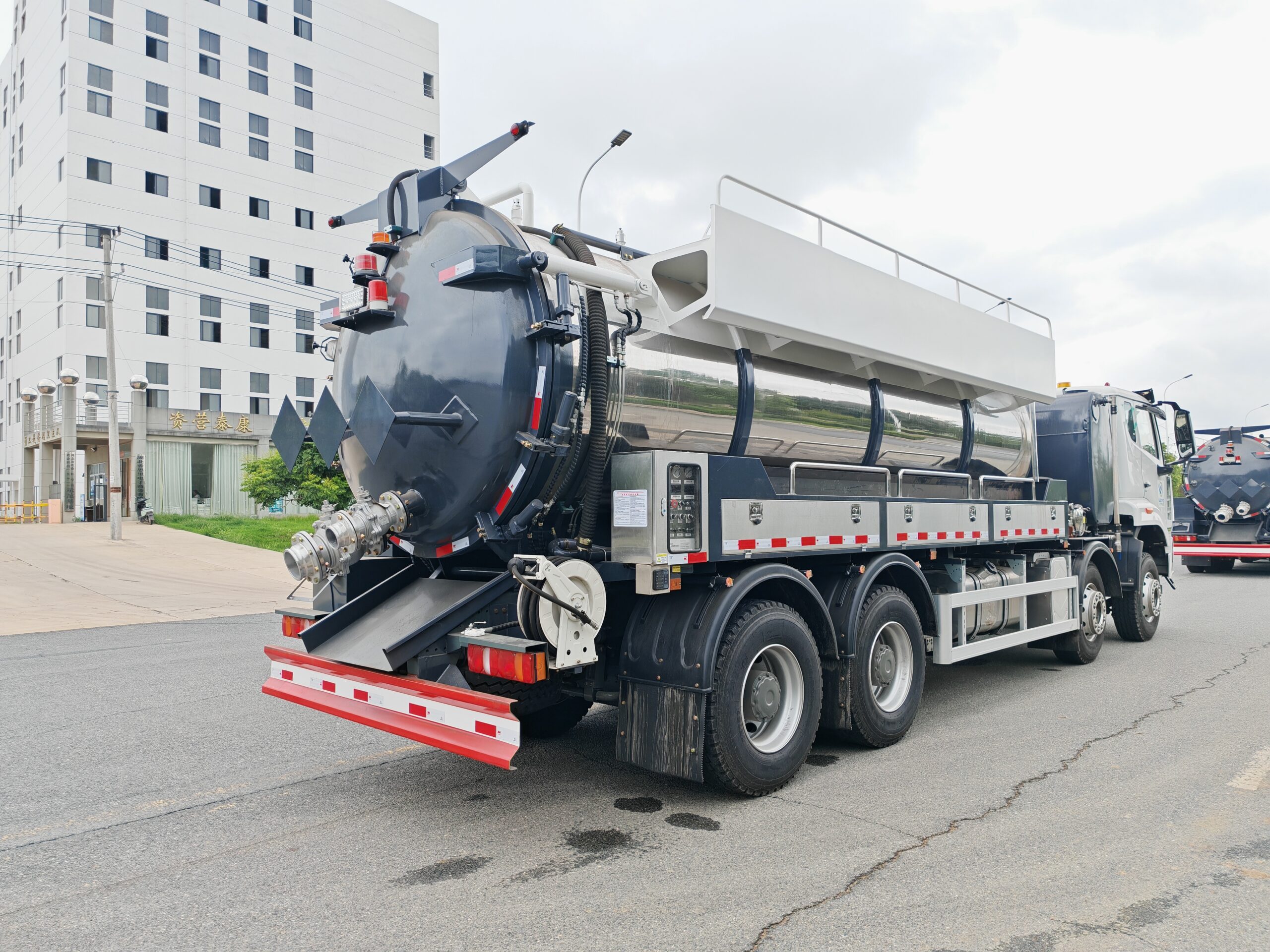 SINOTRUK heavy vacuum jetting truck side view