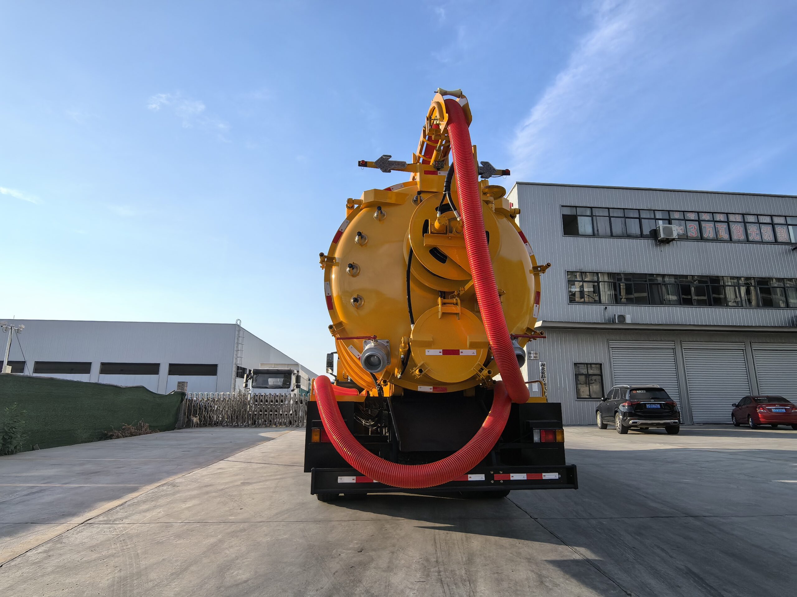 Super suction vacuum truck rear suction hose layout