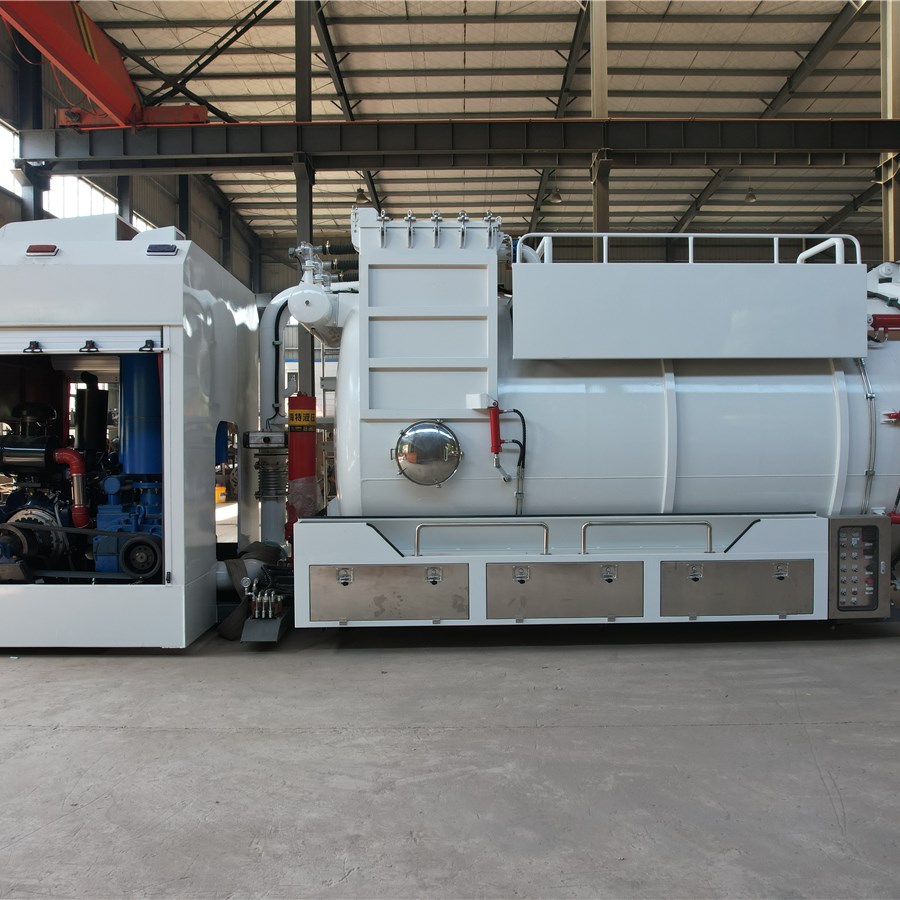 Dry-wet vacuum truck upper body layout