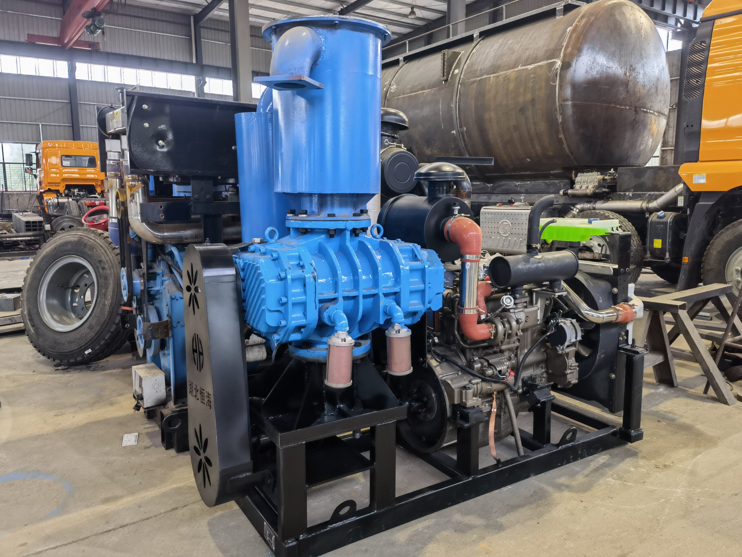 Factory & Workshop Roots vacuum pump system installed on suction truck