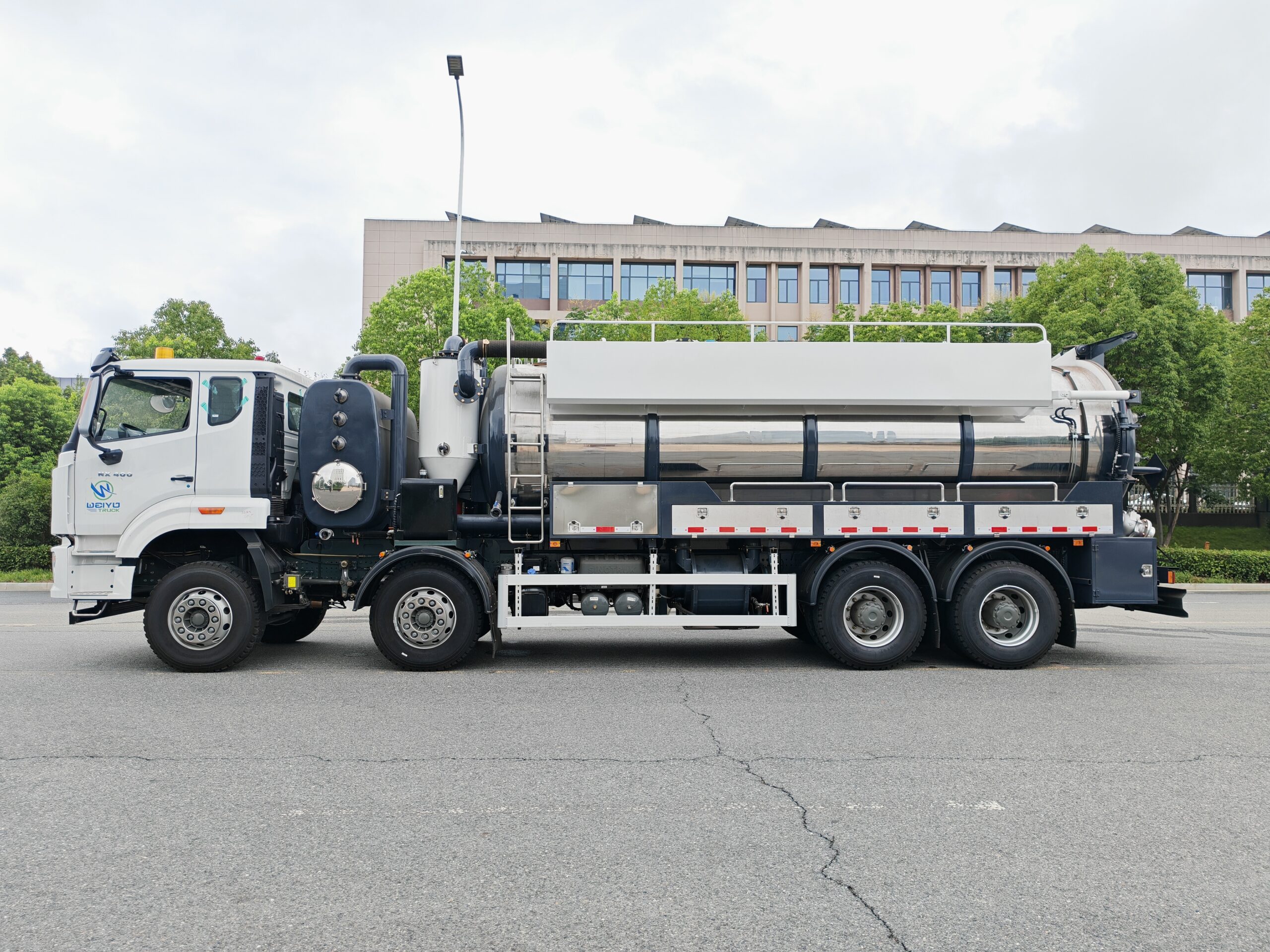 HOWO stainless steel heavy-duty vacuum and jetting truck