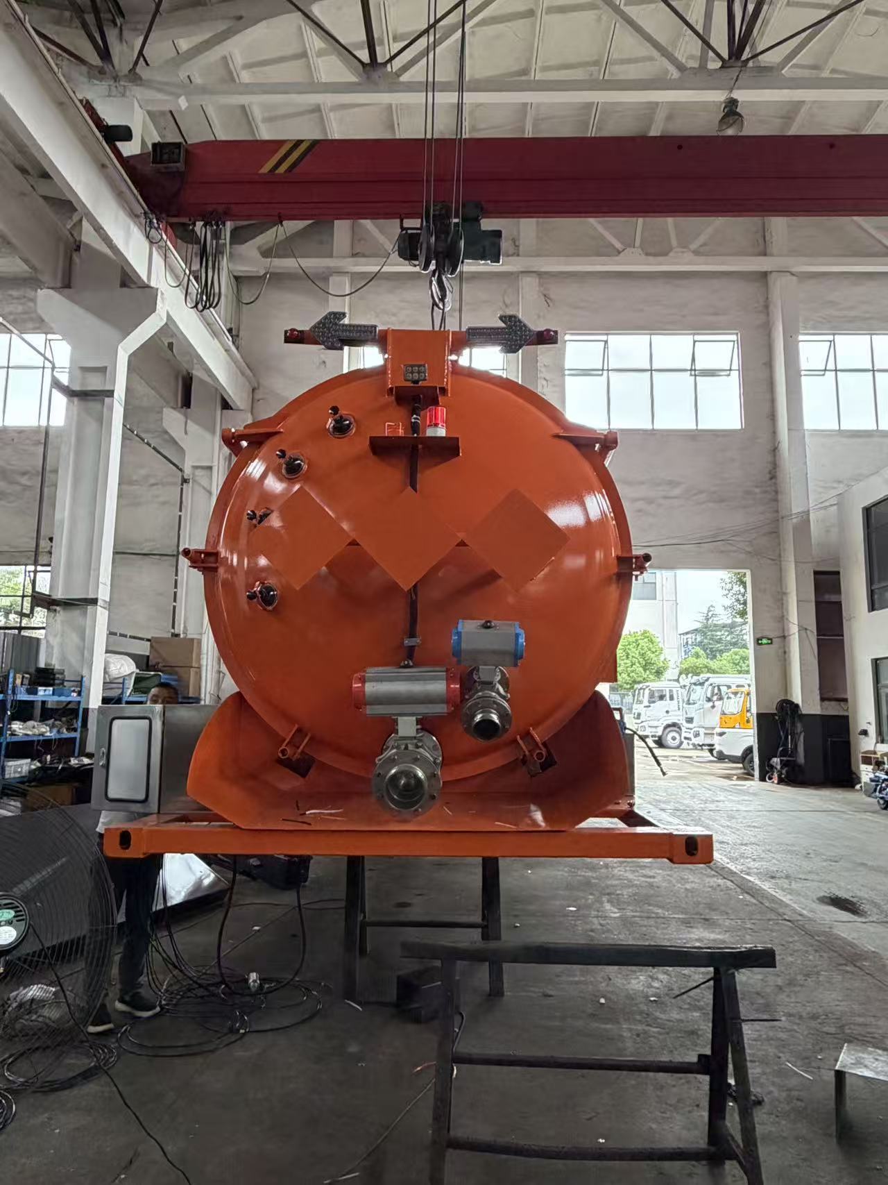 End view of 25 m3 stainless steel vacuum tank container