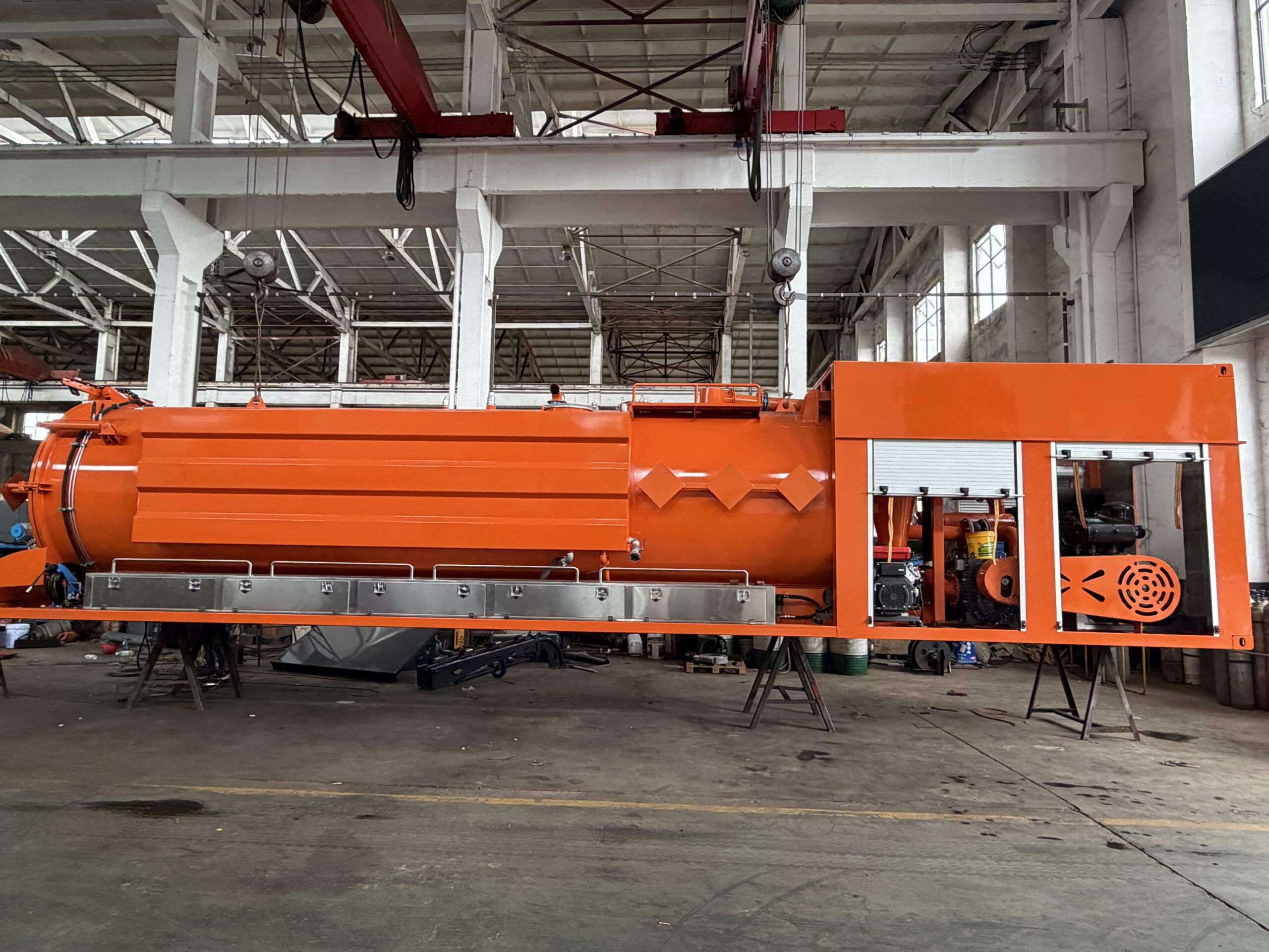 Side view of 25 m3 stainless steel vacuum tank container
