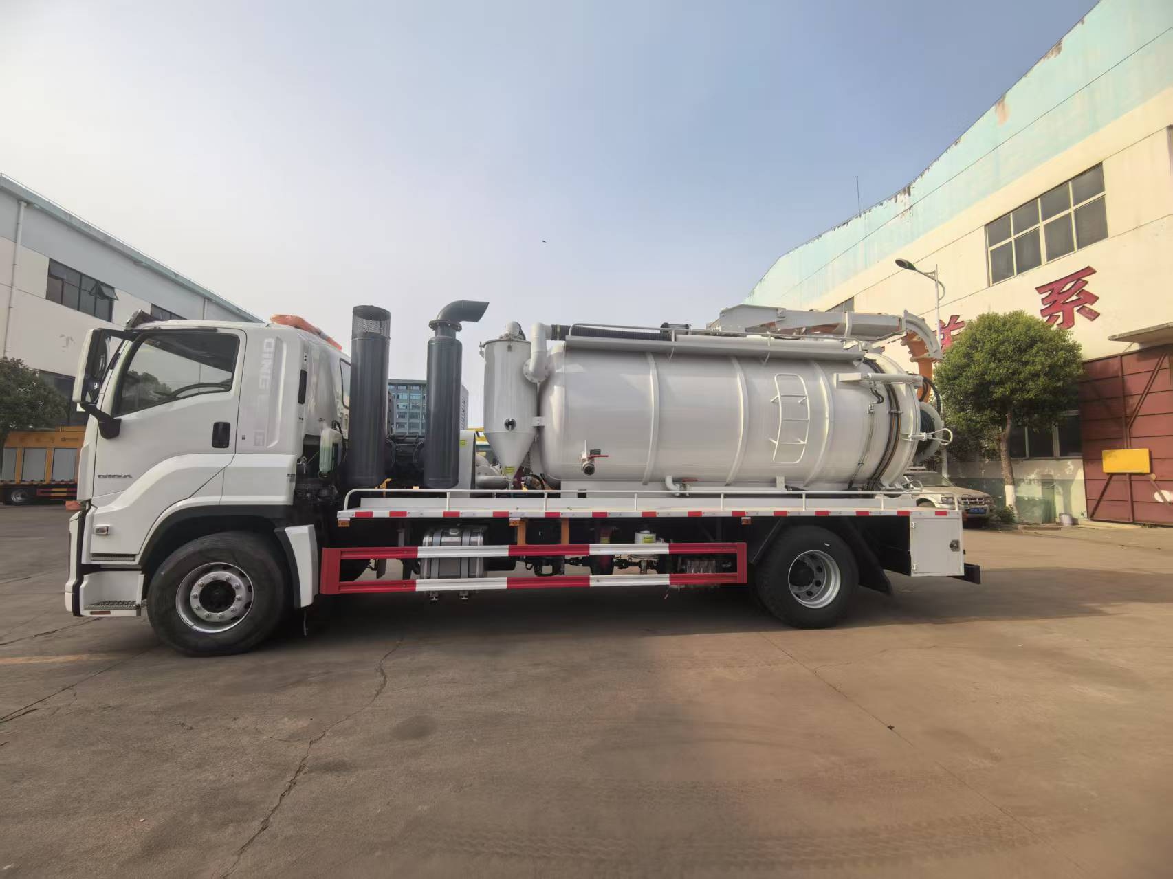 Single axle 11 m3 Isuzu OMEGA wastewater circulation truck