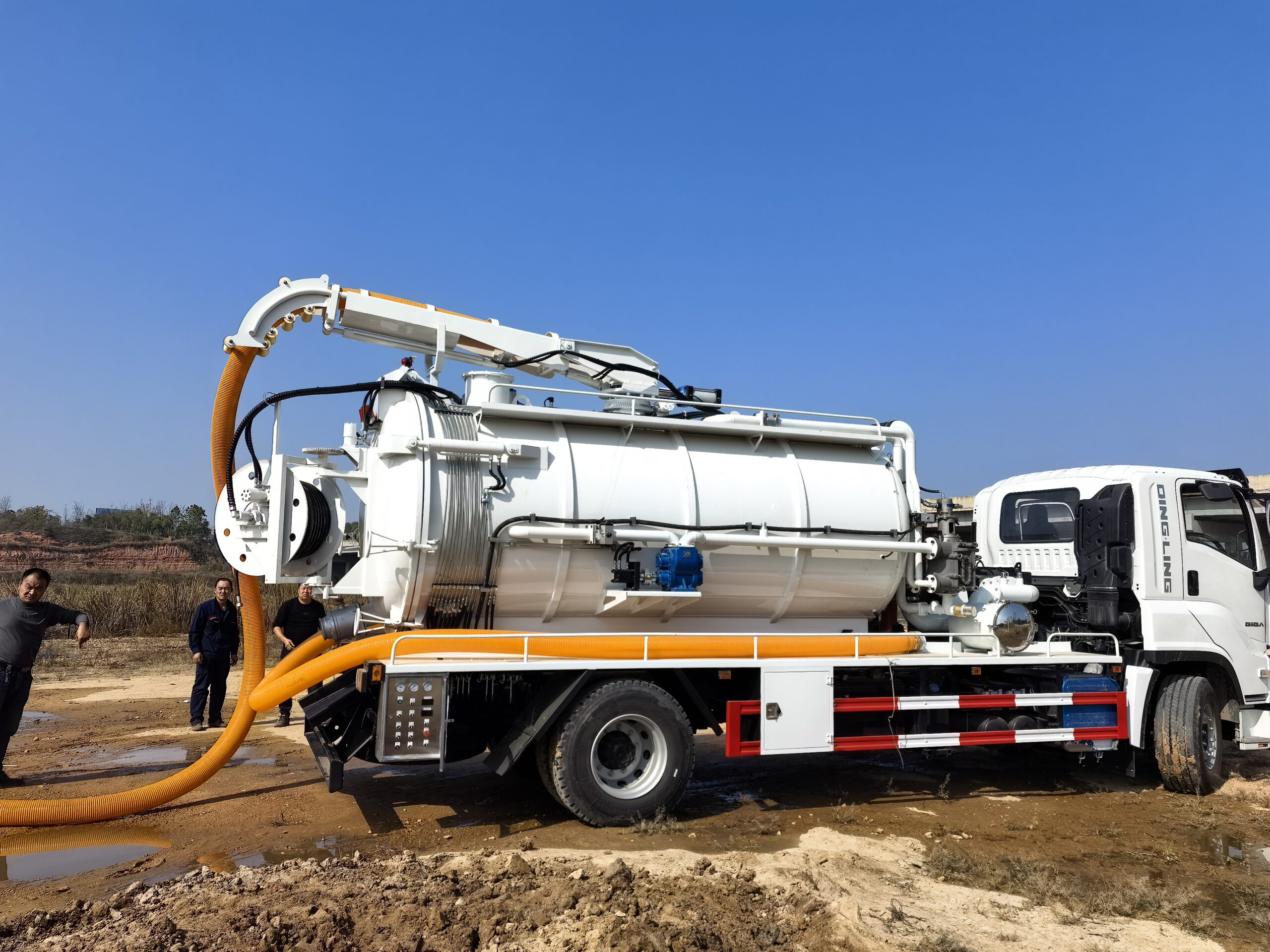 OMEGA wastewater circulation combination jetting and vacuum truck during suction work